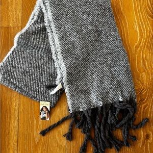 Charlie Paige Gray and White Textured Scarf